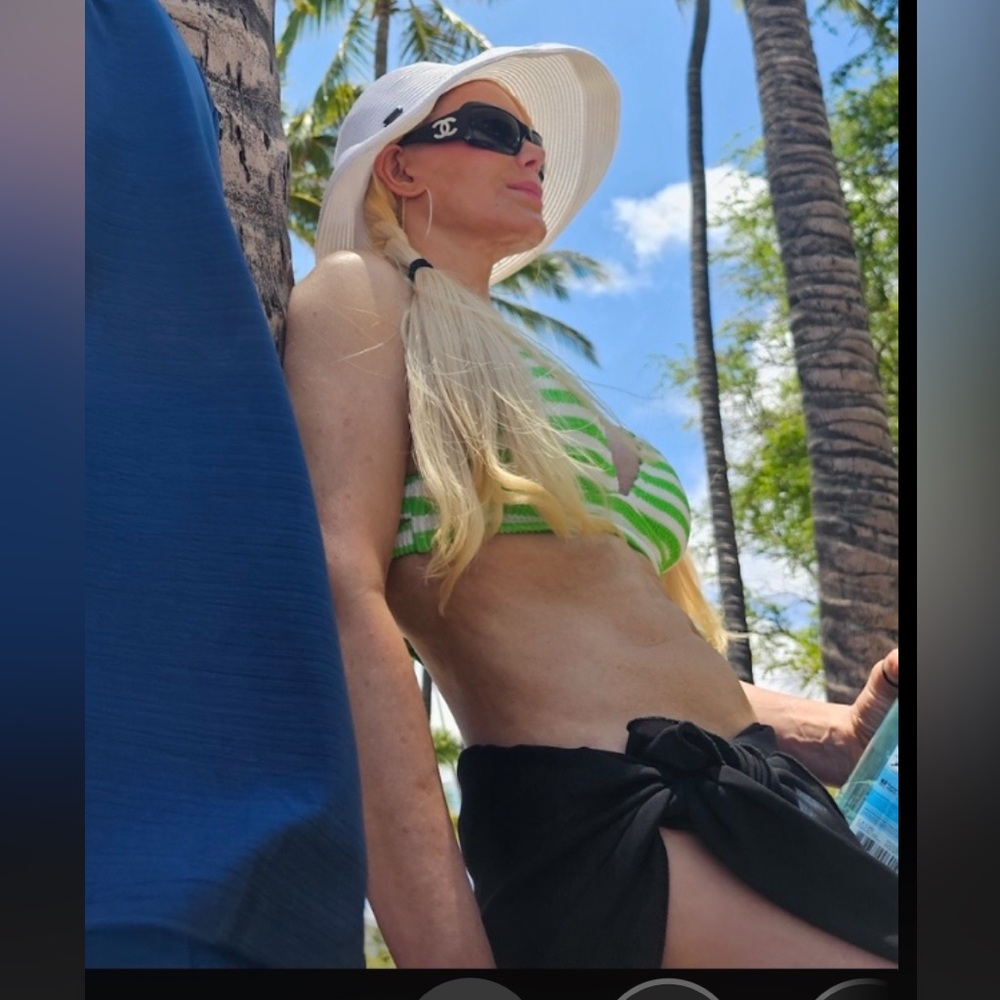 GIANI B. Green/White Bikini Top. Size M.  Removable padding. New! 🌴